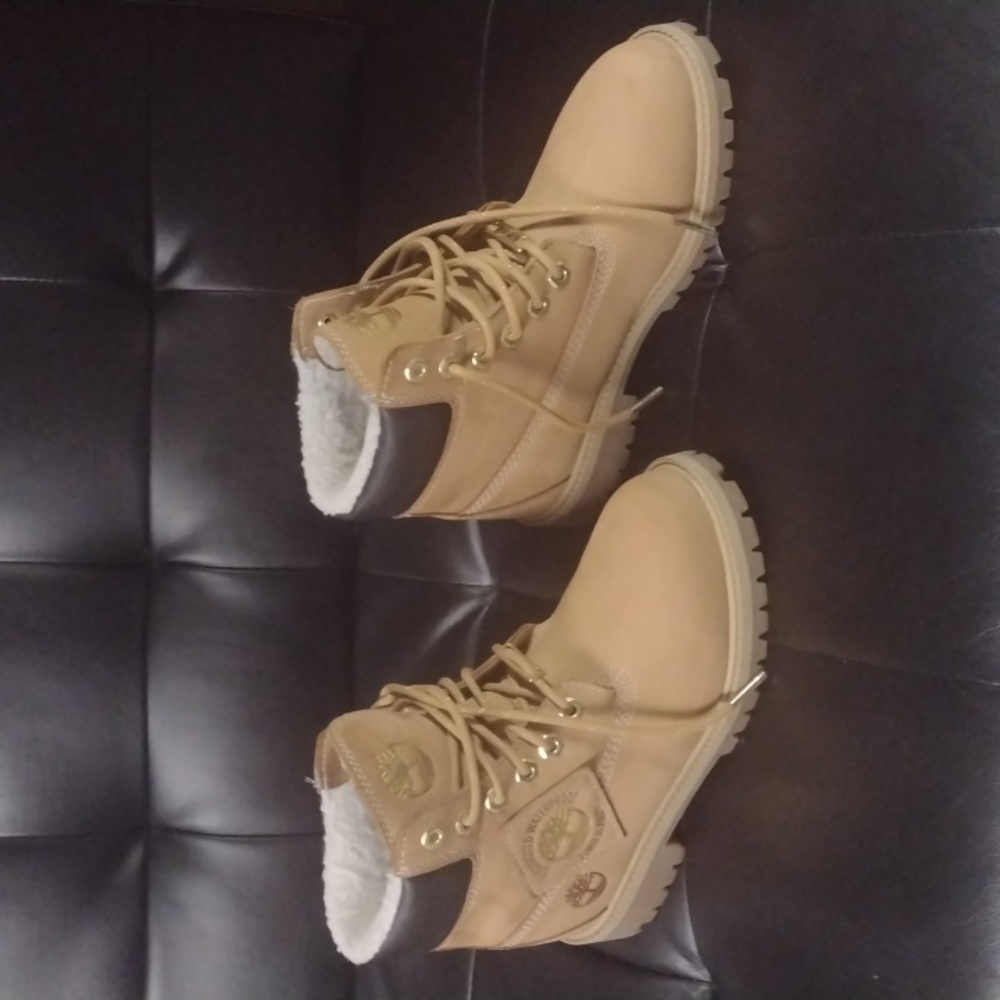 Wheat Timberland Boots Size 4.5 in kids fur inside. - Picture 2 of 5